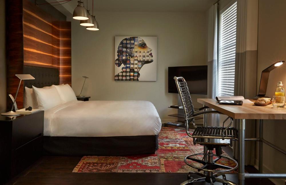 Superior King Room interior
